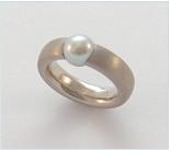 Perlspannring 750er Weigold mit grauerr Perle, ovalprofiel 