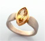 Ring mit facettiertem Navettecitrin 585 Weigold und 900er Gelbgold