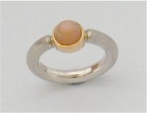 Ring Sterlingsilber, Fassung 900er Gold, apricotfarbener Mondsteincabochon