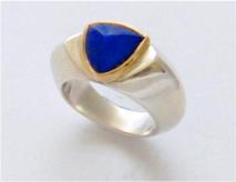 Ring Sterlingsilber, Fassung 900er Gold, Lapislazuli Triangelcabochon