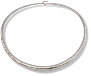 Geschmiedeter Halsreif, Sterlingsilber mit Hammerschlag, poliert