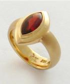 Ring 750er Gelbgold mit Pyrop buftop Navetteschliff