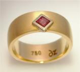 Ring 750er Gelbgold mit Pyropcarr in Weigoldfassung